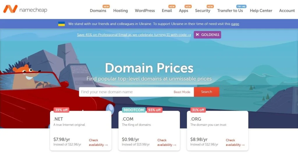 Početna stranica Namecheap prikazuje cijene domena za .NET, .COM i .ORG, nudi snižene cijene i prikazuje animirani lik koji vozi crveni automobil - savršeno za one koji traže TOP hosting ili najbolje opcije hostinga.