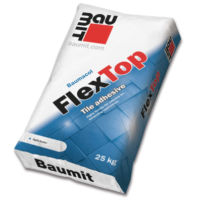 Vreća od 25 kg Baumit FlexTop, fleksibilno ljepilo za pločice s plavo-bijelim dizajnom, jasno istaknutim brendom i logotipom tvrtke.