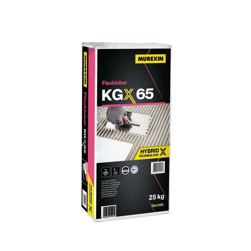 Vreća od 25 kg Murexin Flexkleber KGX 65 fleksibilnog ljepila za pločice s Hybrid X tehnologijom, s detaljima proizvoda i osobom koja postavlja pločice na ambalaži.