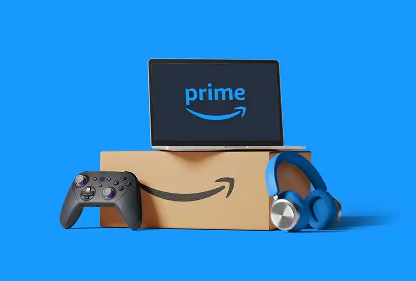 Prijenosno računalo s logotipom Primea nalazi se na Amazonovoj kutiji, a u blizini se nalaze kontroler za igre i slušalice, što aludira na Amazon Prime Hrvatska iskustva i cijene, a sve to na plavoj pozadini.