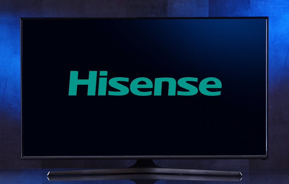 Televizor ravnog ekrana prikazuje Hisenseov logotip tirkiznim slovima na tamnoj pozadini, odražavajući popularna Hisense TV iskustva i pobuđujući interes za najbolje modele.