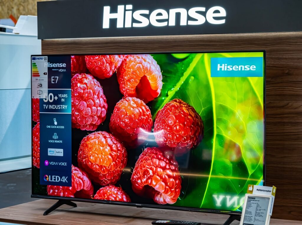 Model Hisense TV 4K QLED prikazuje krupni plan malina, ističući značajke proizvoda i oznake na ekranu - impresivan izbor za one koji traže kvalitetu u 2025. godini, prema iskustvima korisnika.