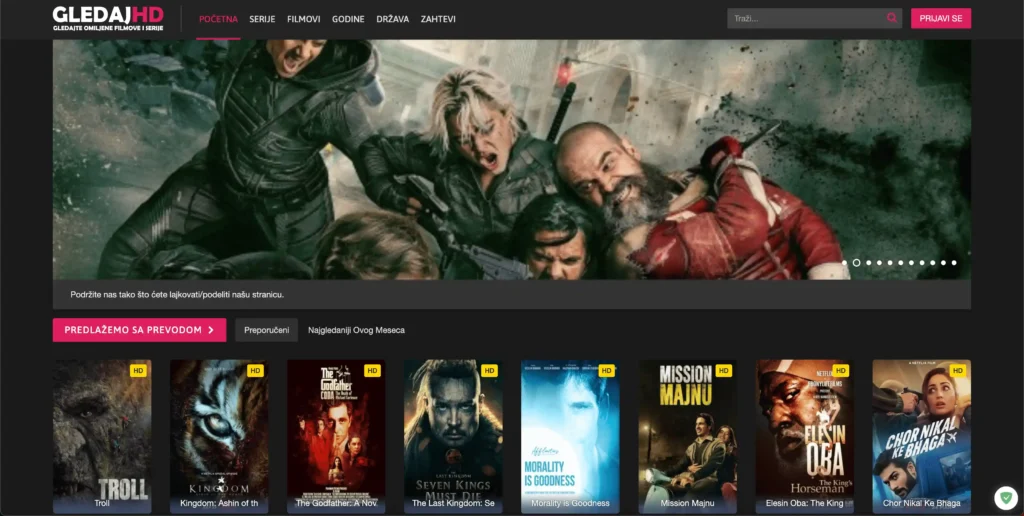 Snimka zaslona početne stranice web stranice za strujanje koja prikazuje banner s likovima iz akcijskih filmova i niz minijatura filmova s prijevodom, idealno za one koji traže besplatne stranice za gledanje filmova.