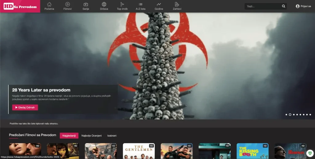 Visoka struktura napravljena od lubanja s metalnim šiljcima stoji ispred crvenog simbola biološke opasnosti na oblačnoj pozadini, prikazanog na sučelju streaming platforme za gledanje filmova prijevodom.