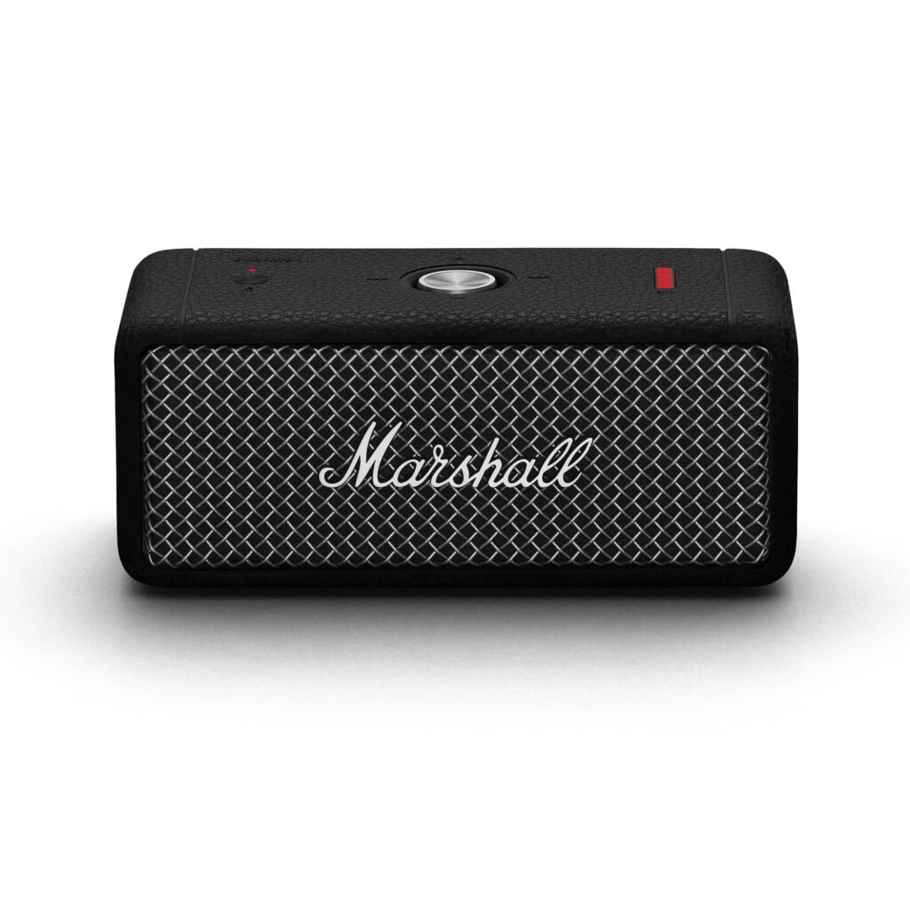 Crni Marshall prijenosni Bluetooth zvučnik s mrežastom prednjom rešetkom i logotipom Marshall, prikazanim na bijeloj pozadini—preporuka za najbolji Bluetooth zvučnik.