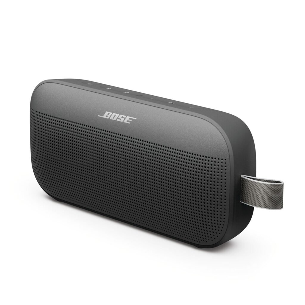 Crni Bose Bluetooth zvučnik s perforiranom prednjom rešetkom i platnenom petljom za nošenje sa strane, prikazan na bijeloj pozadini. Idealan za one koji traže najbolji Bluetooth zvučnik iz naših top 7 preporuka.