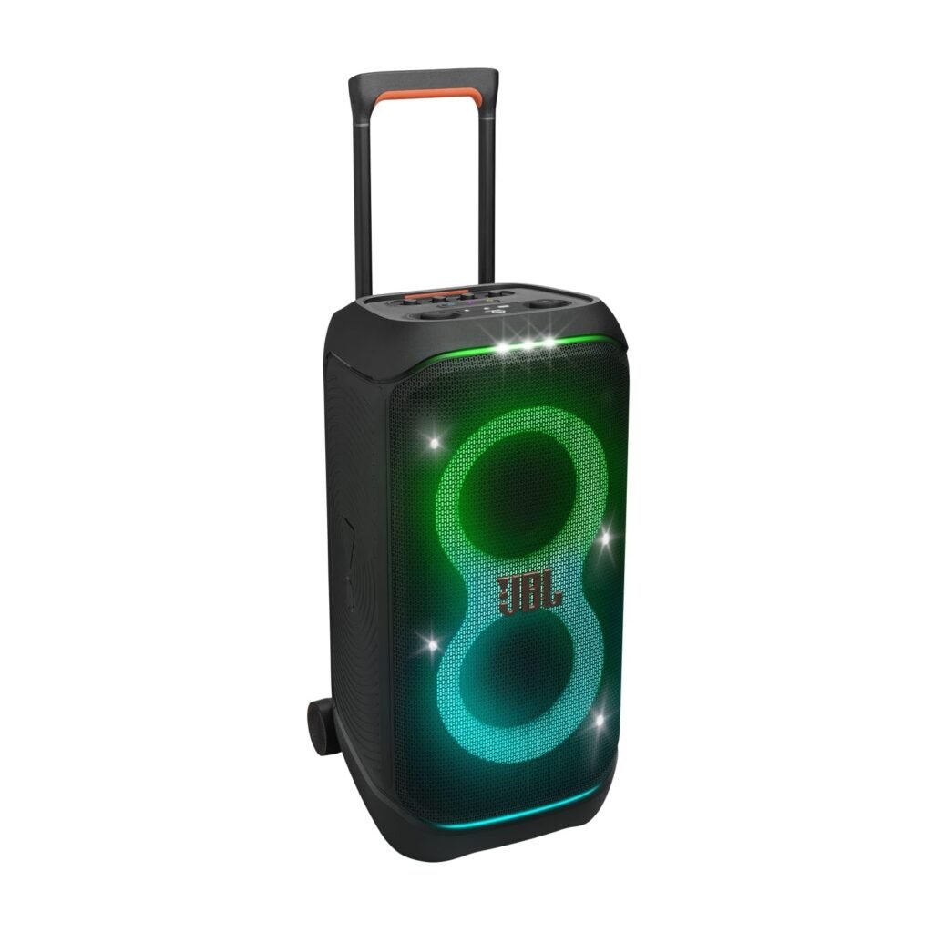 Crni prijenosni JBL Bluetooth zvučnik s kotačićima i ručkom, sa zelenim i plavim LED svjetlima u obliku slova "8" na prednjoj rešetki - vrhunska preporuka za ljubitelje zabave koji traže najbolji Bluetooth zvučnik u pokretu.