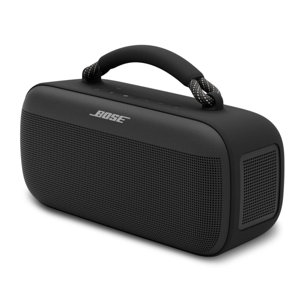 Crni Bose Bluetooth zvučnik s ručkom od tkanine i kontrolnim gumbima na vrhu—preporuka za one koji traže najbolje Bluetooth zvučnike za vrhunski zvuk i prenosivost.