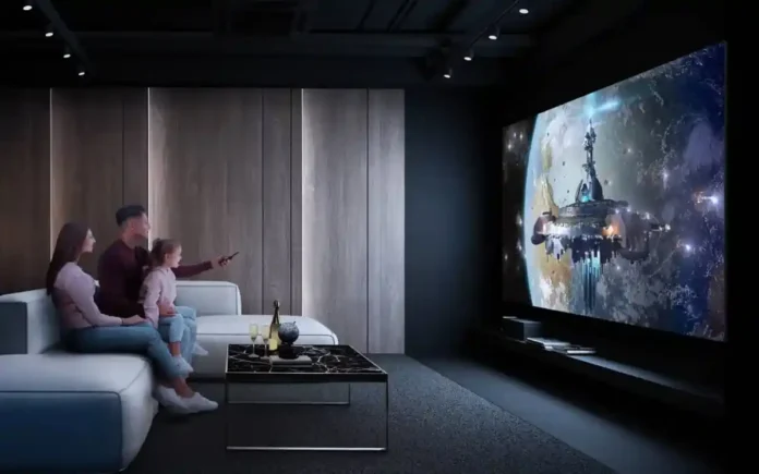 kakvi su tcl televizori Obitelj sjedi na kauču u mračnoj sobi i gleda znanstvenofantastičnu scenu sa svemirskim brodom i planetom na svojim velikim TCL televizorima, savršen izbor nakon čitanja pozitivnih recenzija prije kupnje.