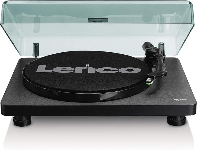 Crni Lenco gramofon s prozirnim poklopcem za prašinu, na kojem se vidi ručica gramofona s desne strane i otisnuto Lenco ime na podlozi gramofona - idealan za one koji traže preporuku među najboljim gramofonima.