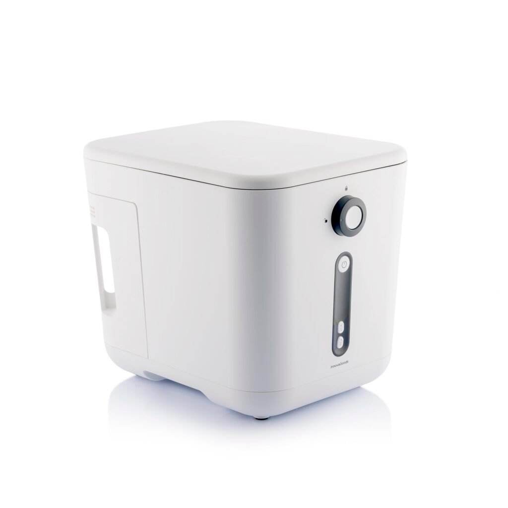 Moderni bijeli kuhinjski aparat za kuhinjsku ploču s gumbom, gumbima i ručkom, fotografiran na bijeloj pozadini.