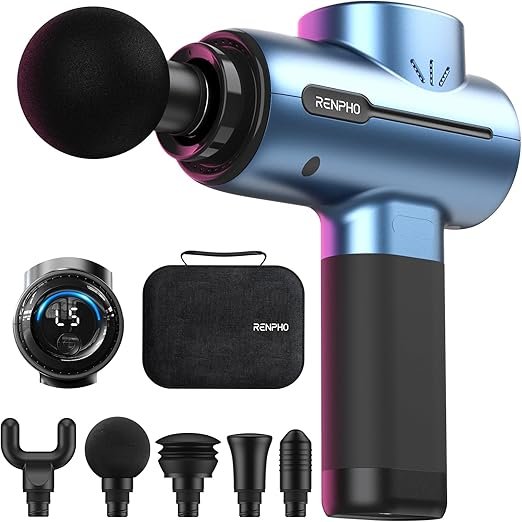 Plavi RENPHO masažni pištolj s digitalnim zaslonom, torbom za nošenje i pet izmjenjivih masažnih glava raspoređenih sprijeda za maksimalni užitak i brzi oporavak.