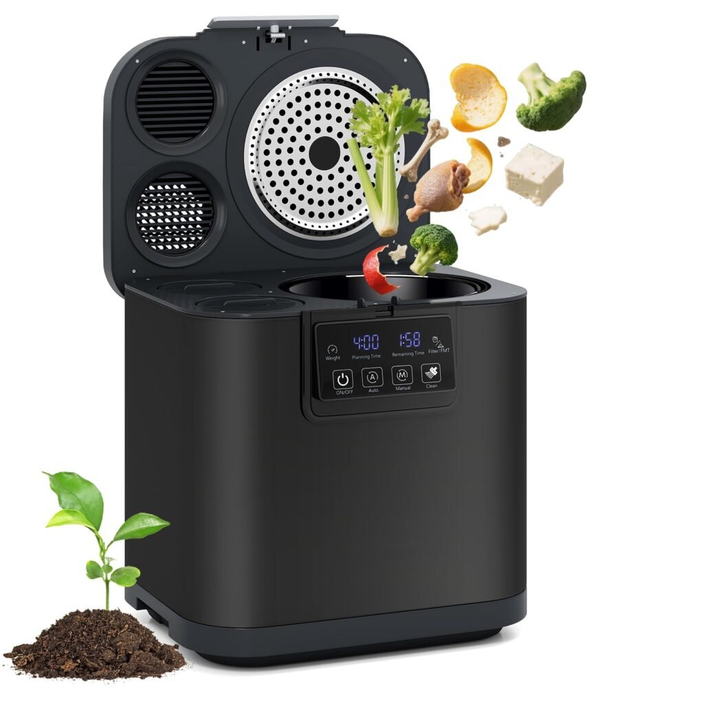 Kuhinjski aparat s otvorenim poklopcem obrađuje ostatke hrane, dodaje se povrće i kore, pored male biljke i zemlje, što sugerira kompostiranje.