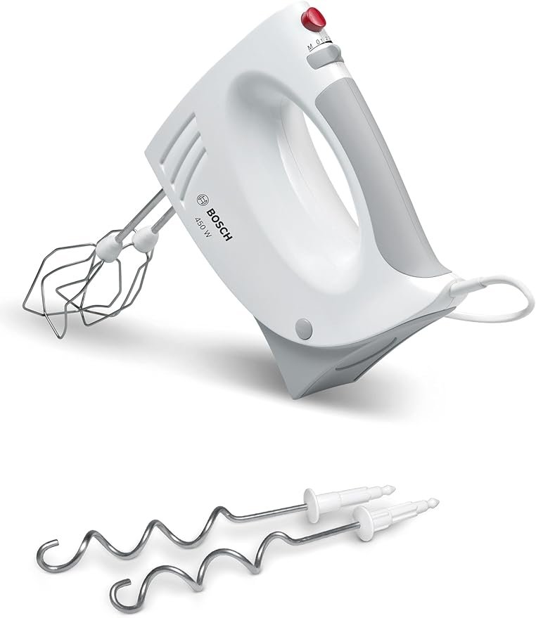 Bijeli Bosch ručni mikseri s dvije pričvršćene mutilice i dva nastavka za kuke za tijesto ispred njega – idealni za sve koji traže najbolje miksere za pekari i domaću upotrebu.