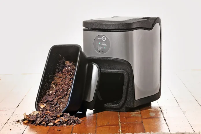 Kućni komposter na radnoj površini bez posude, koji prikazuje kako se prerađeni kompostni materijal izlijeva na drveni pod - idealan izbor za sve koji traže najbolji komposter za ekološki prihvatljivo kućno kompostiranje.